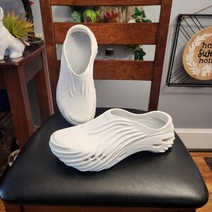 CROCS Echo Wave Slip On Mens size 11 Color:Chalk